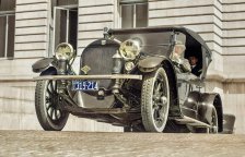Rok 1928: Příliš pomalá jízda autem je nebezpečná! Poučí se z toho naše města?