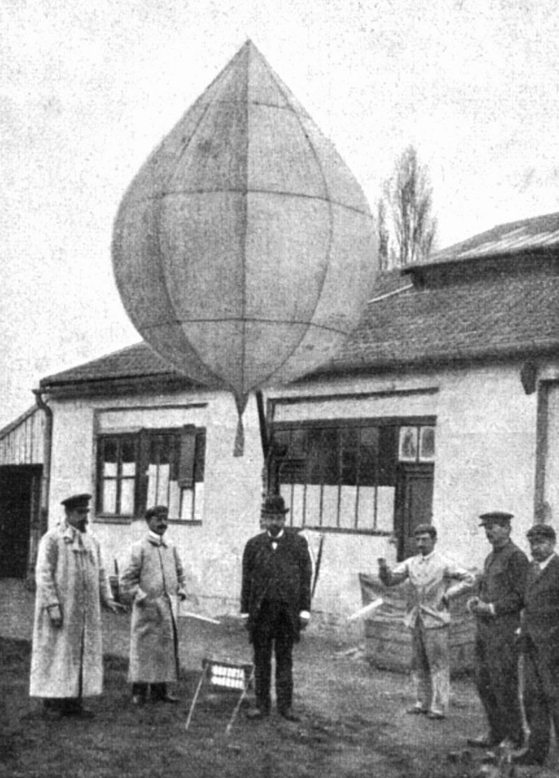 zobrazit detail historického snímku: Užití ballonu proti krupobití.