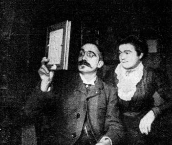 Pozorování diapositivu. - klikněte pro zobrazení detailu Pozorování diapositivu. - klikněte pro zobrazení detailu