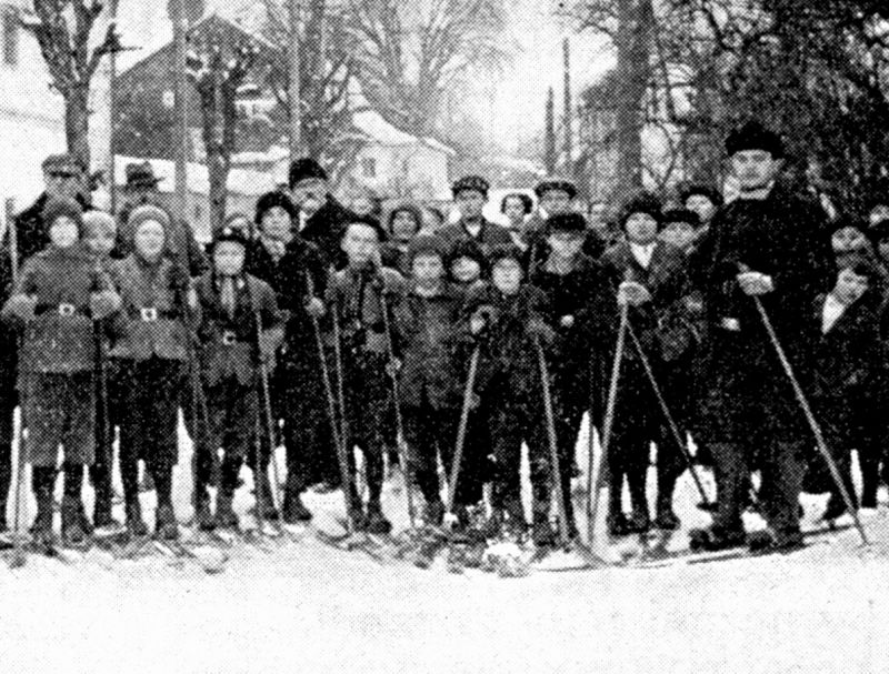 zobrazit detail historického snímku: Radostná hodina tělocviku na lyžích.