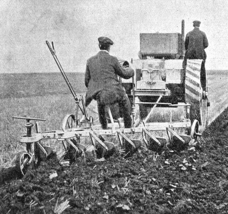 zobrazit detail historického snímku: Benzinový motorový pluh firmy Ant. Dobrý v Mladé Boleslavi.